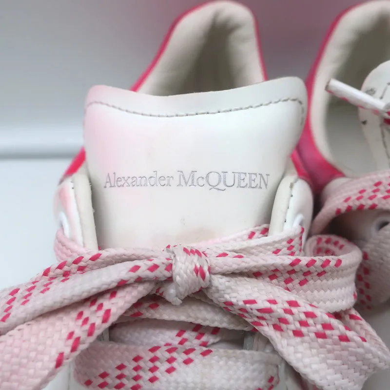 Alexander McQueen Sneakers surdimensionnées en cuir blanc et daim rose vif taille 35