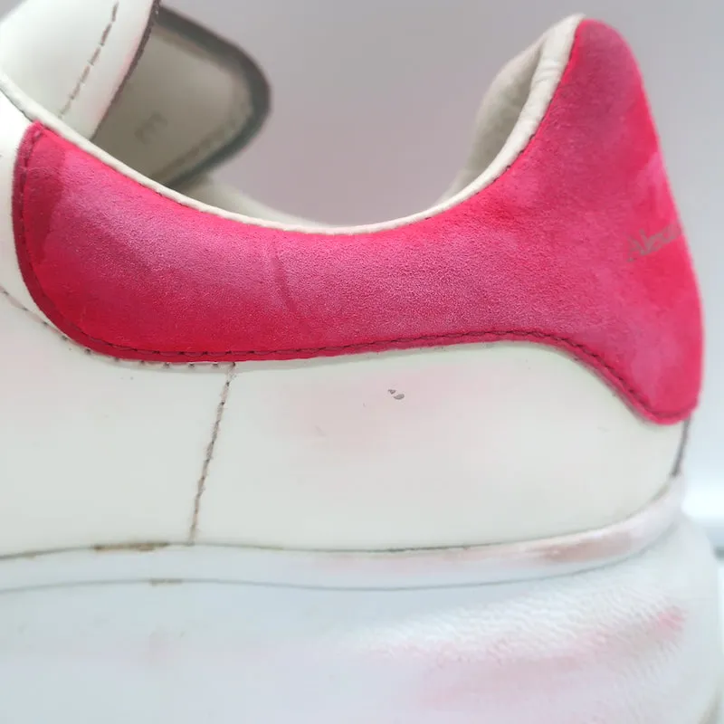 Alexander McQueen Sneakers surdimensionnées en cuir blanc et daim rose vif taille 35