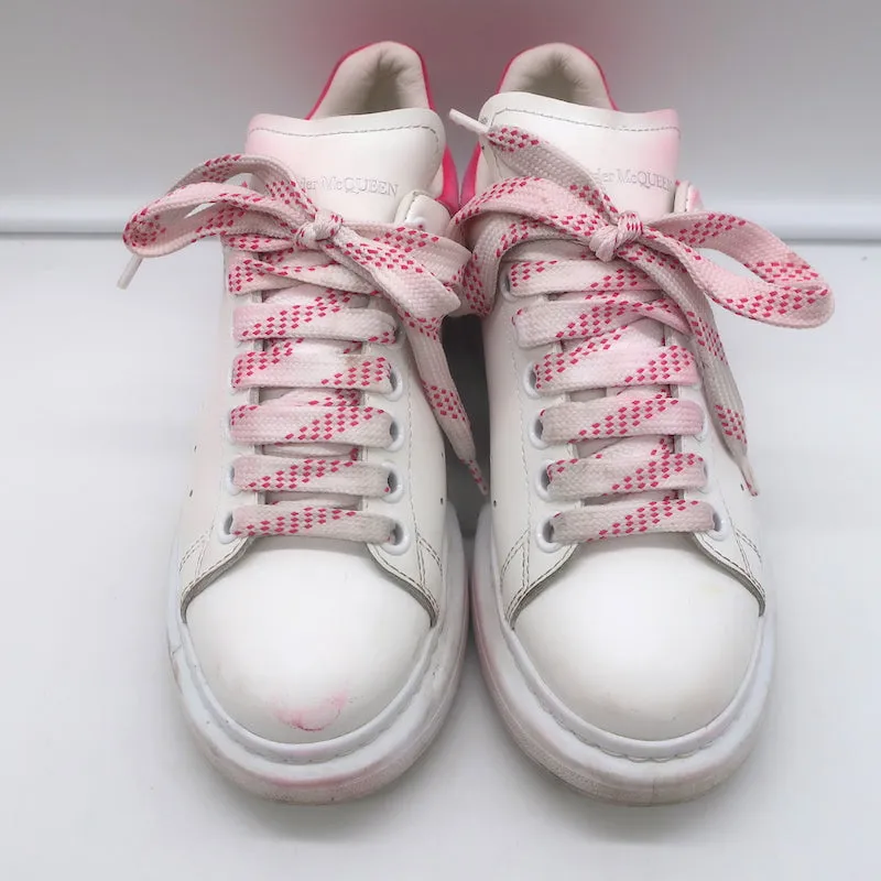 Alexander McQueen Sneakers surdimensionnées en cuir blanc et daim rose vif taille 35