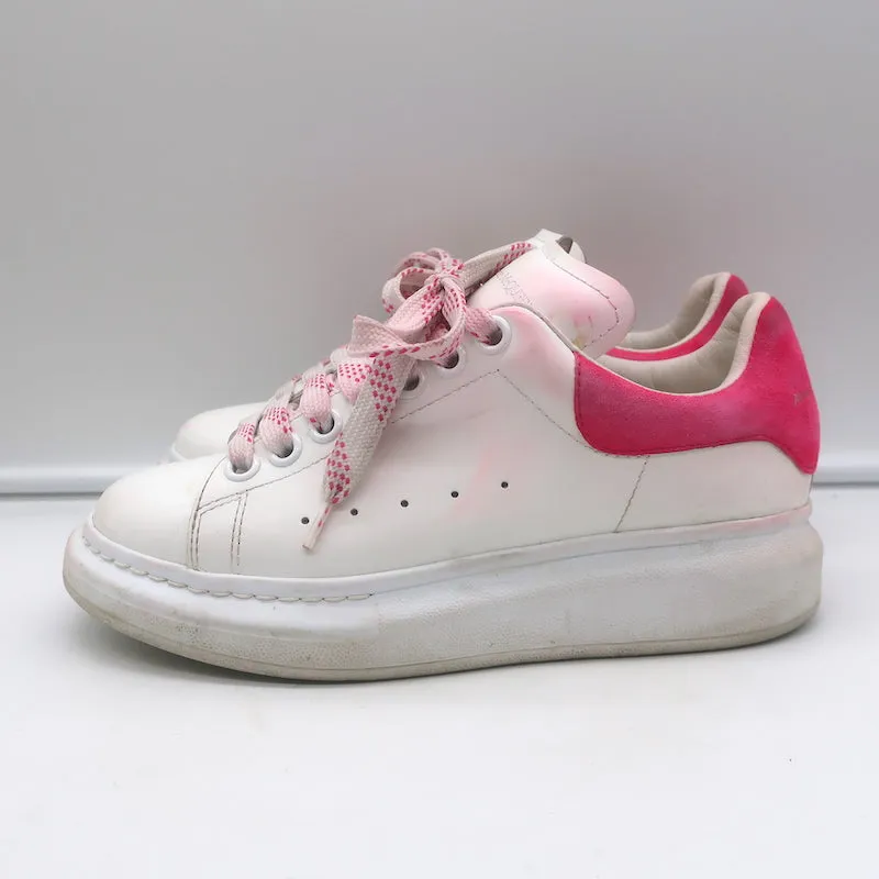 Alexander McQueen Sneakers surdimensionnées en cuir blanc et daim rose vif taille 35