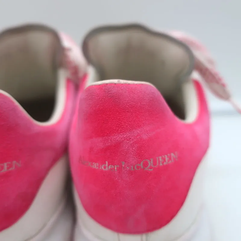 Alexander McQueen Sneakers surdimensionnées en cuir blanc et daim rose vif taille 35