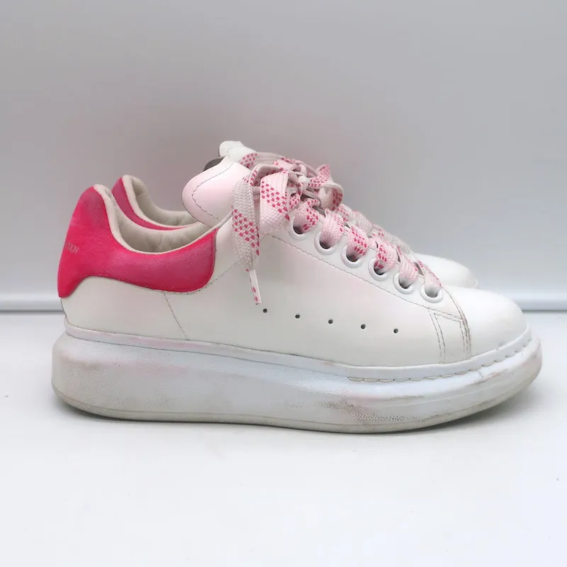 Alexander McQueen Sneakers surdimensionnées en cuir blanc et daim rose vif taille 35