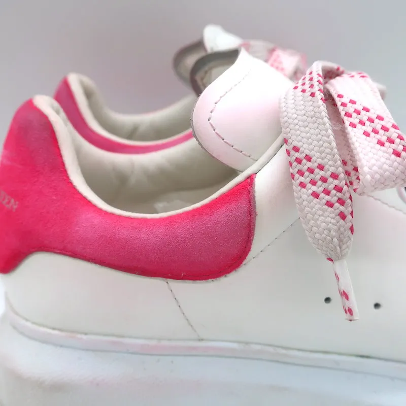 Alexander McQueen Sneakers surdimensionnées en cuir blanc et daim rose vif taille 35