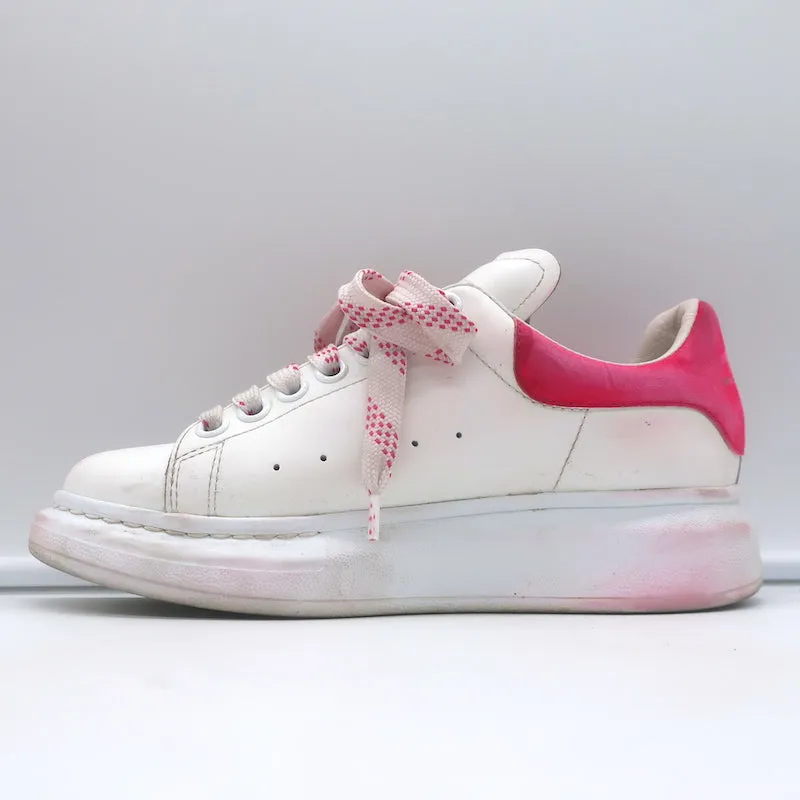 Alexander McQueen Sneakers surdimensionnées en cuir blanc et daim rose vif taille 35