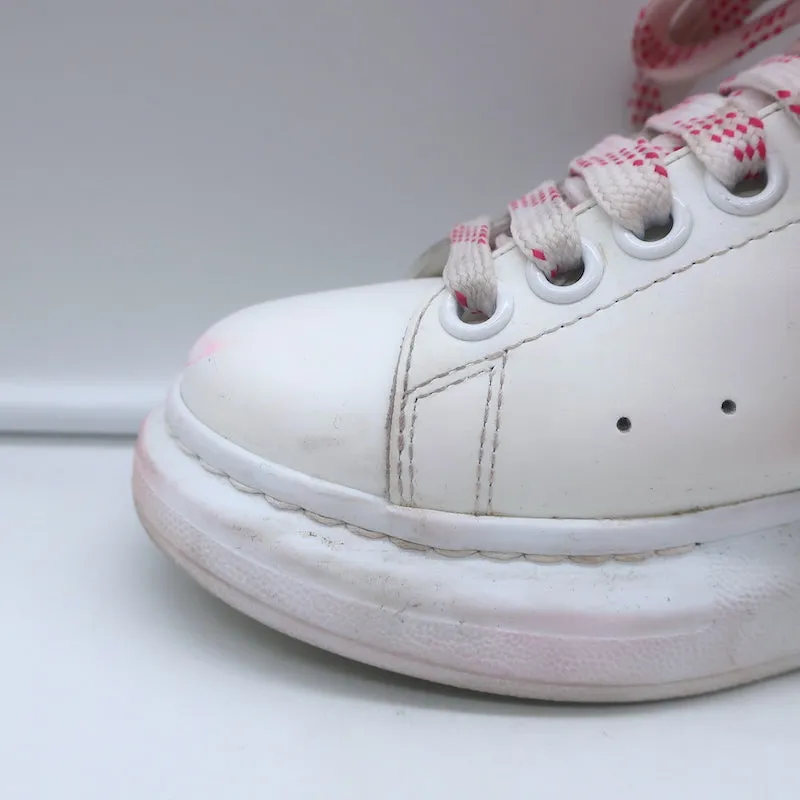 Alexander McQueen Sneakers surdimensionnées en cuir blanc et daim rose vif taille 35