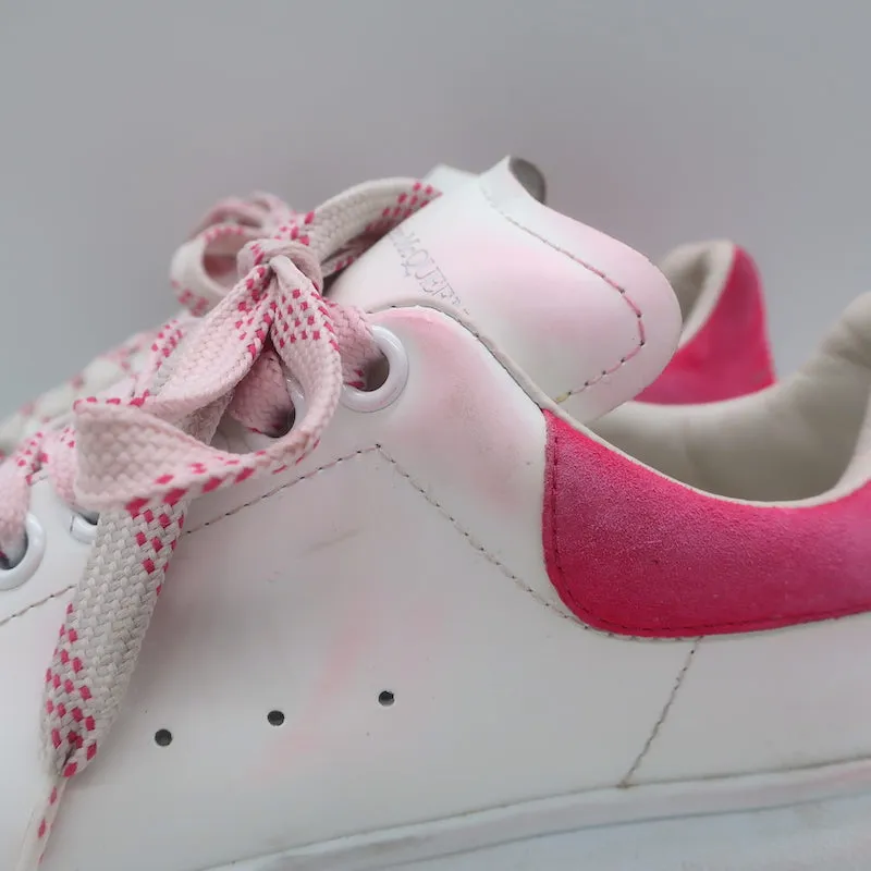 Alexander McQueen Sneakers surdimensionnées en cuir blanc et daim rose vif taille 35