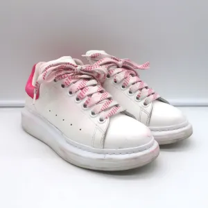 Alexander McQueen Sneakers surdimensionnées en cuir blanc et daim rose vif taille 35