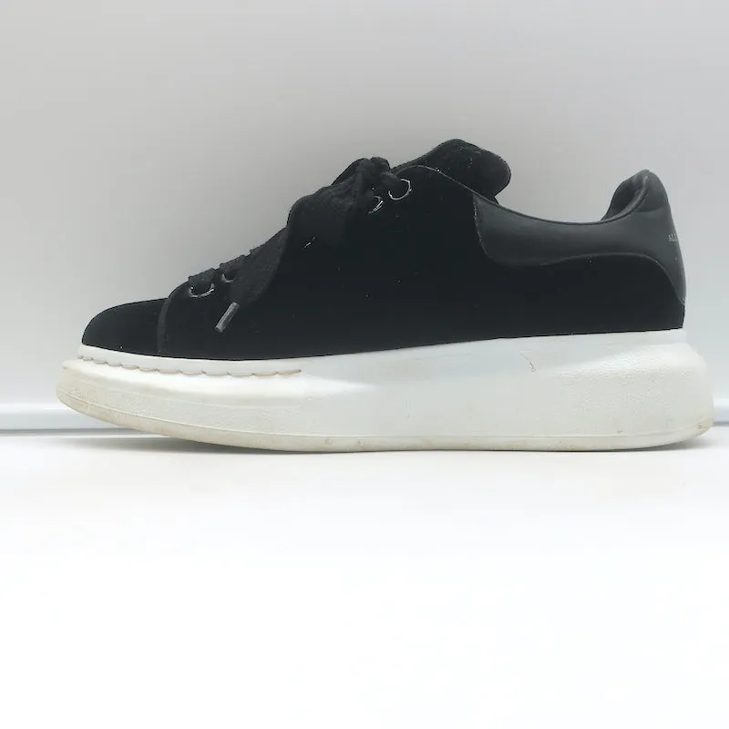 Alexander McQueen Baskets surdimensionnées en velours noir Taille 36