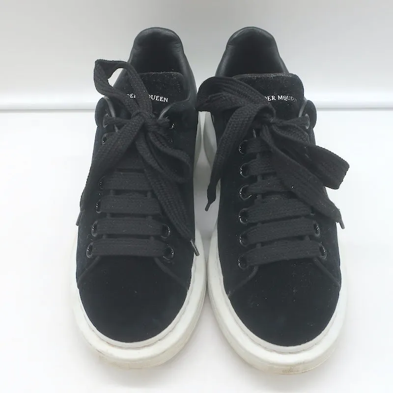 Alexander McQueen Baskets surdimensionnées en velours noir Taille 36