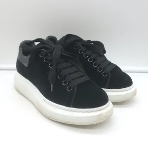 Alexander McQueen Baskets surdimensionnées en velours noir Taille 36