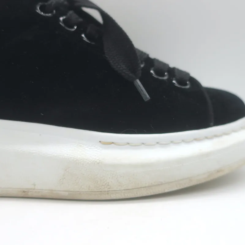 Alexander McQueen Baskets surdimensionnées en velours noir Taille 36