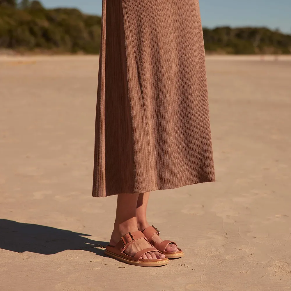 Sandale slide en cuir Dedra pour femme EOS en couleur Brandy
