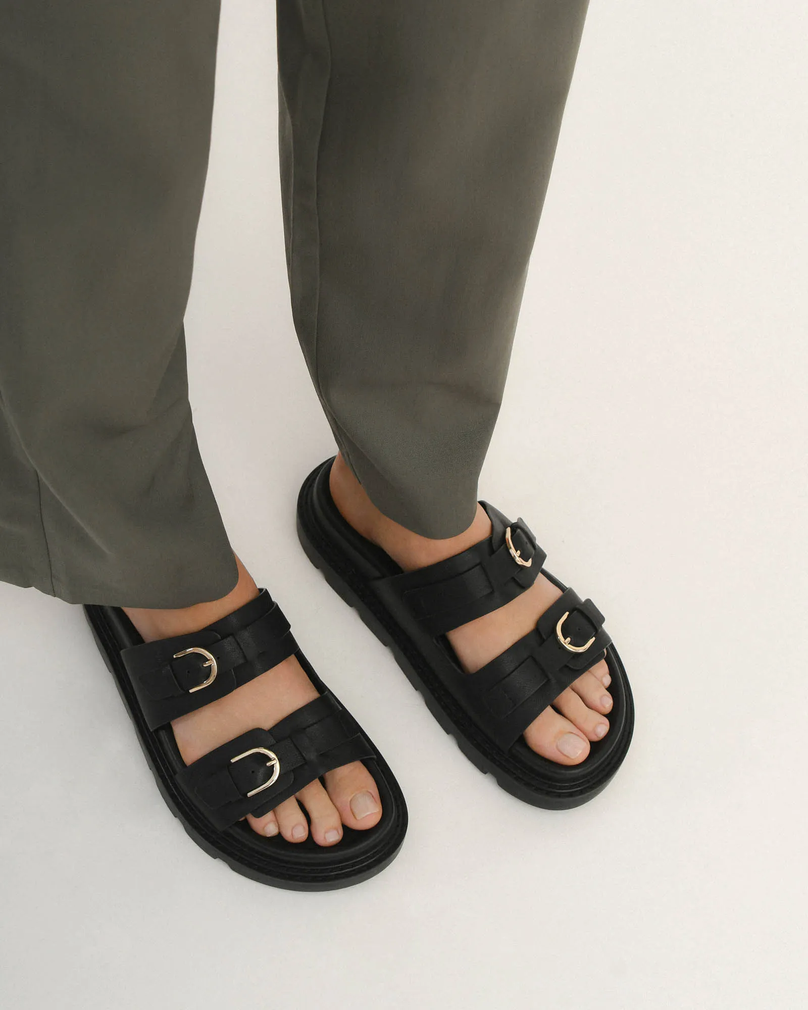 SANDALES PLATES VICHY EN CUIR NOIR
