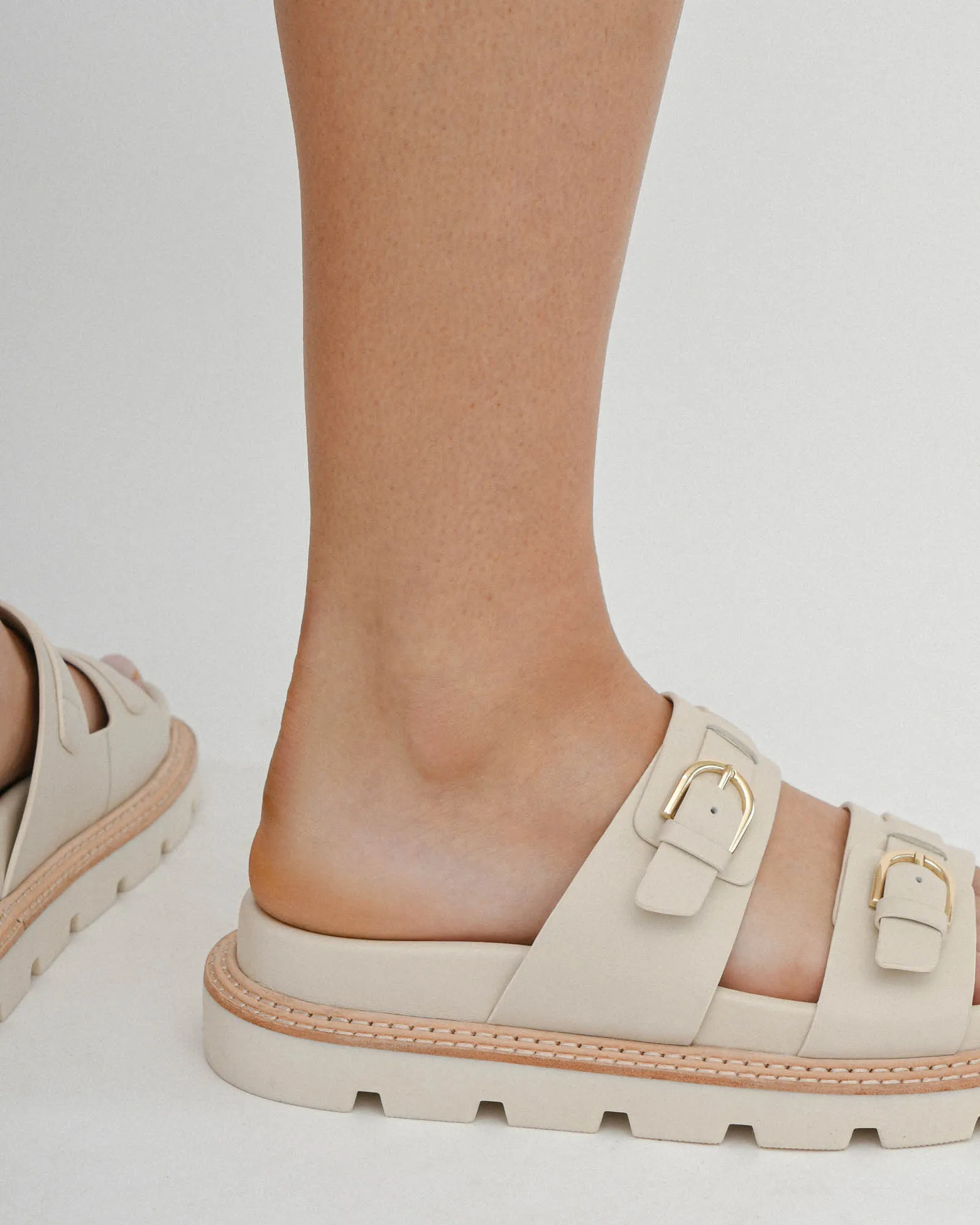 SANDALES PLATES VICHY EN CUIR BLANC CASSÉ
