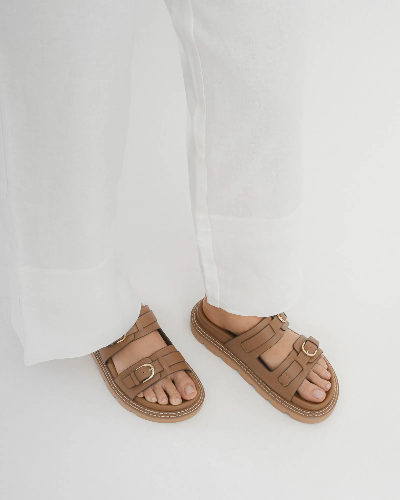 SANDALES PLATES VICHY CUIR TAN
