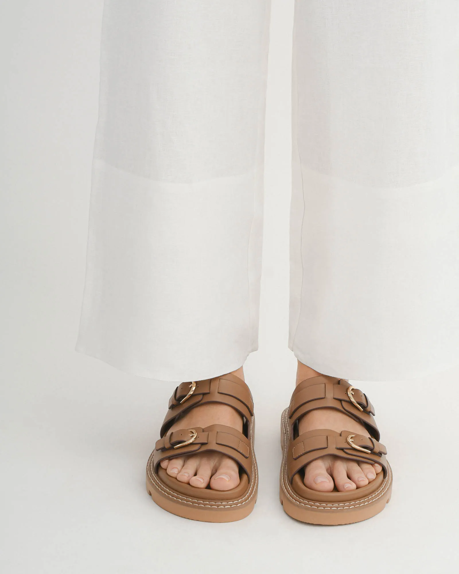 SANDALES PLATES VICHY CUIR TAN