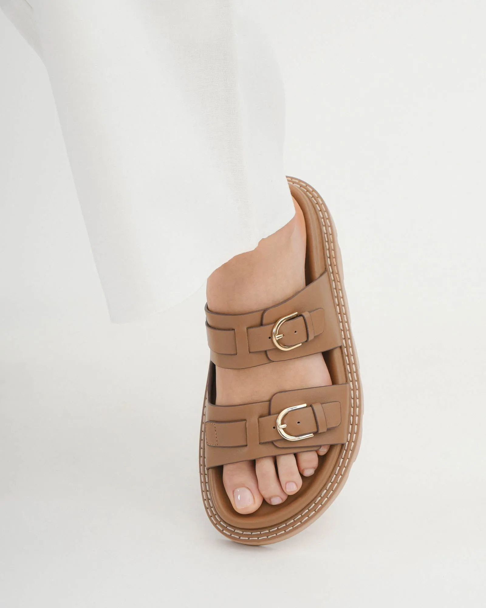 SANDALES PLATES VICHY CUIR TAN